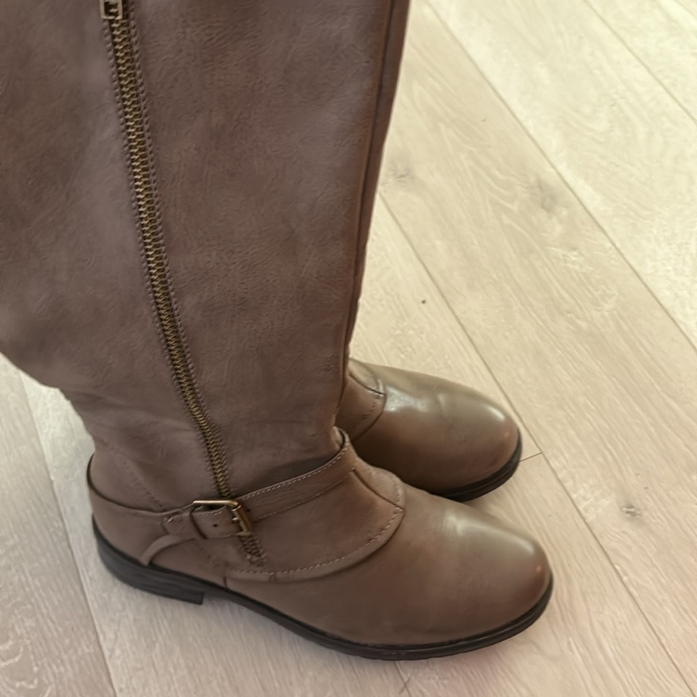 Worn Once! New Condition! No Scratches Or Anythin… - image 2